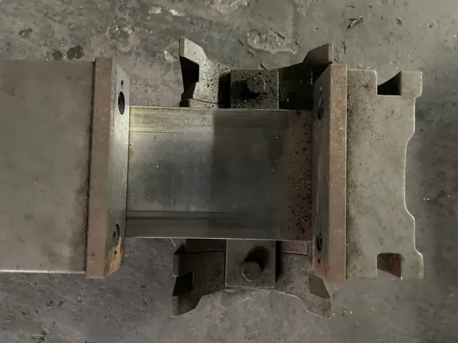 Morsa Mecânica Angular com Base Giratória e abertura de 150mm