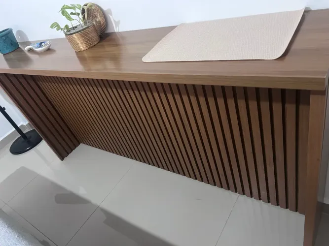 Balcão ripado 2,00m e 2 banquetas altas
