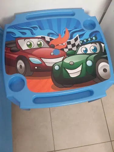 Mesinha de plástico com cadeirinha
