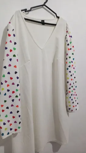 Vestido casual branco com mangas de bolinhas coloridas
