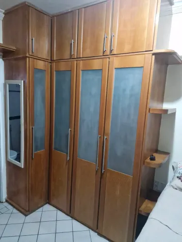 Guarda roupa antigo madeira de qualidade
