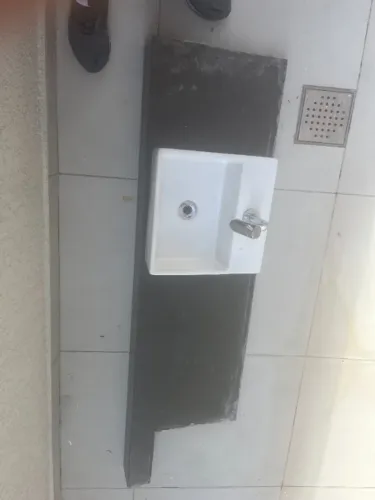 3 BANCADAS  DE GRANITO PARA BANHEIROS COM CUBAS E TORNEIRAS. PREÇO PELAS 3
