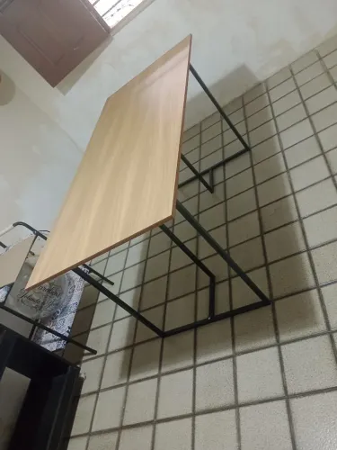 Vendo uma mesa que serve pra mesa de jantar como mesa pra escritório etc..