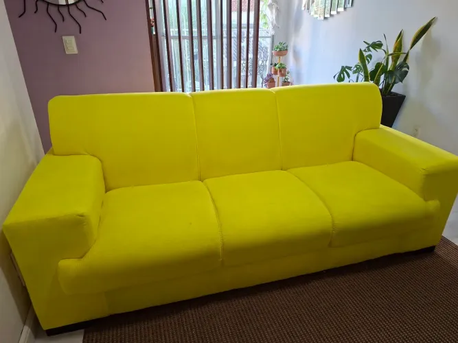 Sofá Amarelo, 3 lugares, bom estado, muito bonito, Valor RS 350,00 PIX Retirada no local
