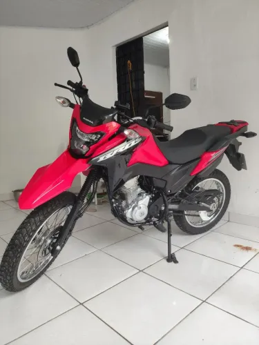 Vendo uma Honda Bros 160, ano 2025 modelo 2026 apenas com 1.010 km.