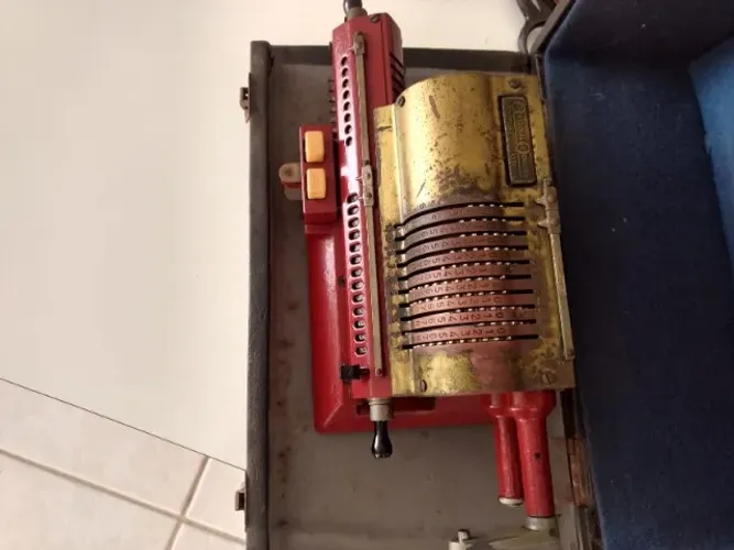 Máquina de calcular manual antiga