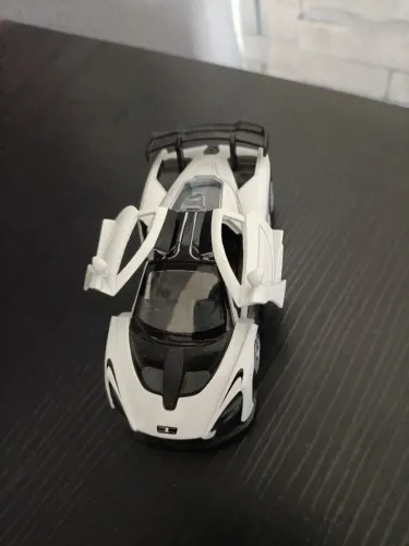 Carinho esportivo branco e preto