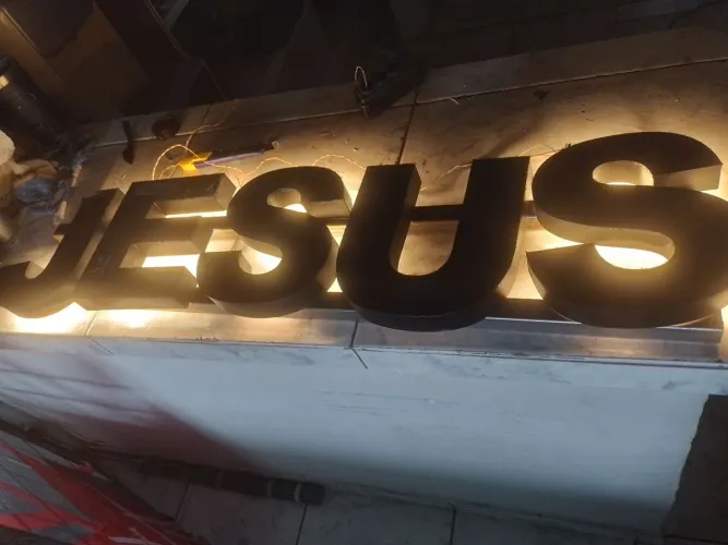Letreiro JESUS 