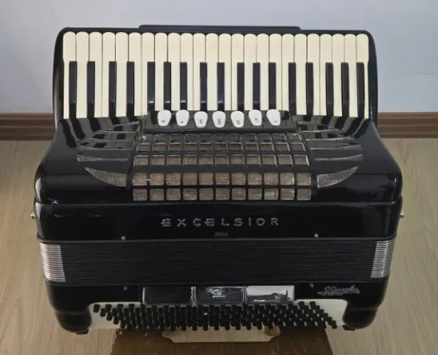 Acordeon Excelsior 908 - 120 baixos - Terça de voz oitavada