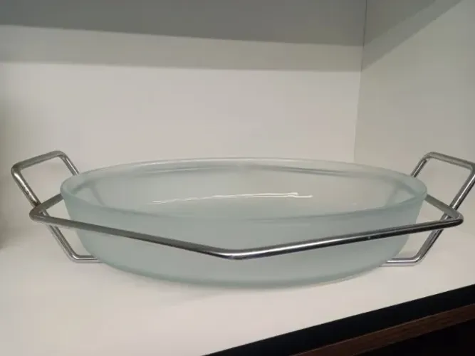 Travessa oval de vidro com suporte em metal - 35 x 25 cm (comprimento x largura)
