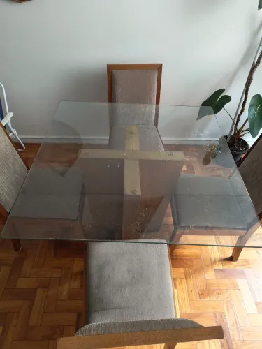 Mesa com 4 cadeiras de madeira