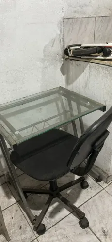 Mesa e cadeira escritório com detalhe
