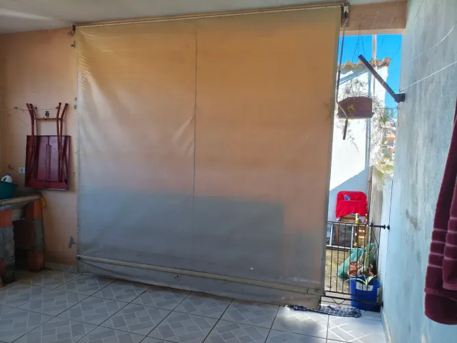Toldo de 2,60/2,60 está com algum manchas e pequeno rasco na parte debaixo