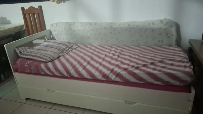 Aluga se quarto imobiliiado com galedeira cama colchão armários fica prox.mercado Gabão
