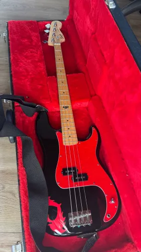 Baixo Squier signature Pete Wentz