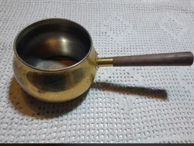 panela de metal com cabo de madeira