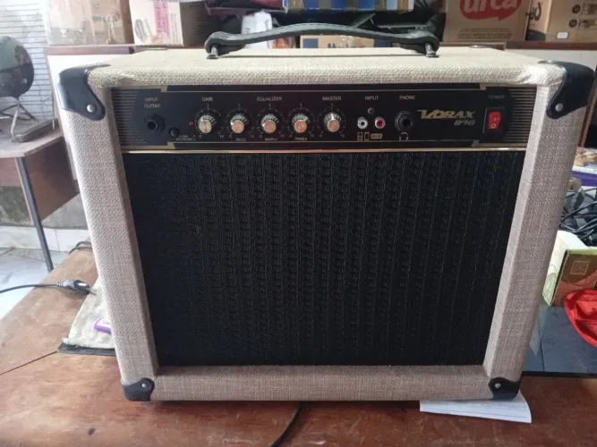 Amplificador guitarra - Born vorax