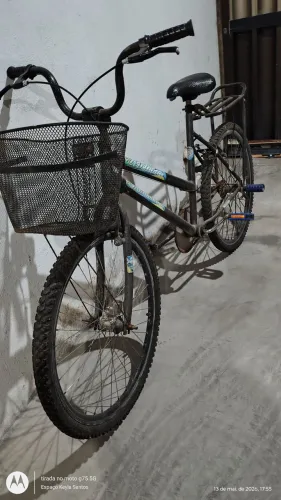 Bicicleta aro 26 com cestinha garupa e apoio para os pés 