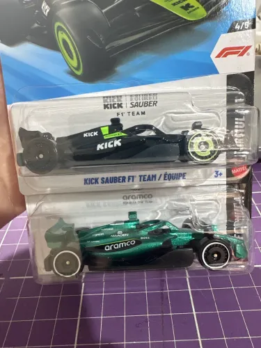 Lote Hot Wheels Fórmula 1 - Aston Martin + Kick Sauber - Lacrados