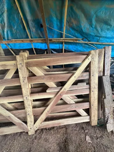 Vende-se cancelas de madeira