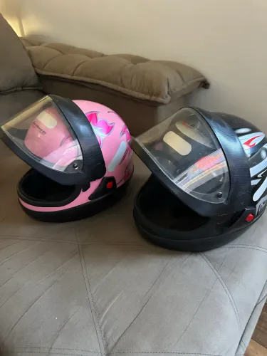 2 Capacetes por 220.00 Pouquíssimos usados