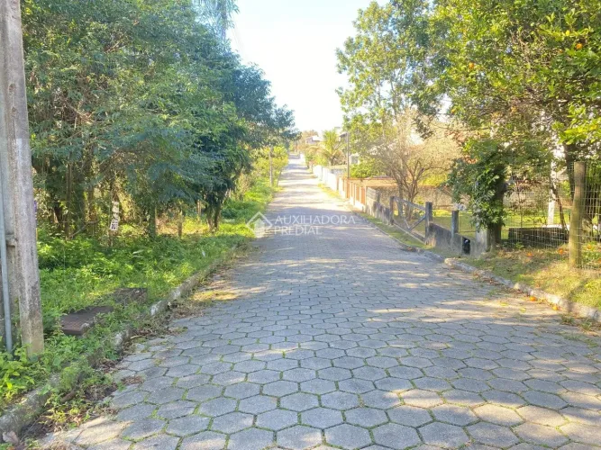 Terreno com 383,66m² de área total com escritura pública no Pântano do Sul