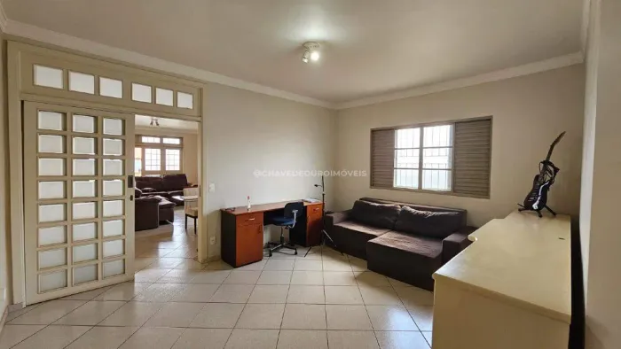 Prédio comercial com três salas e um apartamento residencial