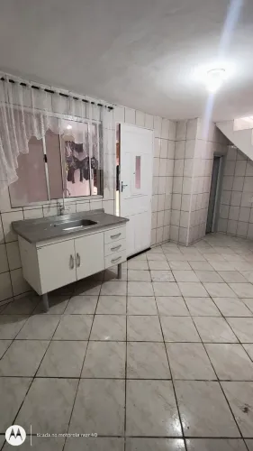 Aluga - se uma casa de 3 cômodos grande.