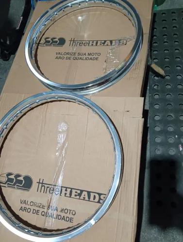 Par de folhas three Heads 