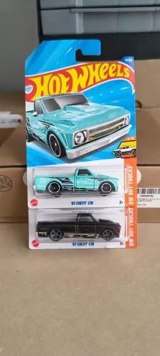 Hot Wheels 2 '67 Chevy C10 Verde e Preta