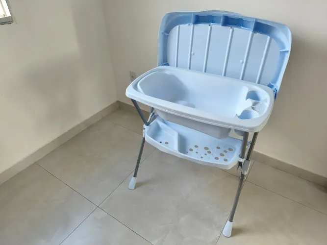 Trocador, banheira e cesto de roupa