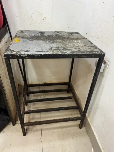 Mesa de metal para apoio de cozinha