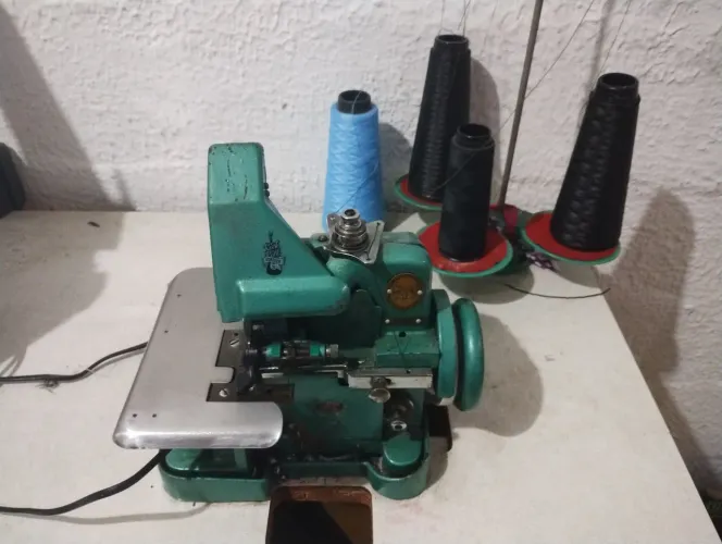 Máquina overloque chinesinha (bom estado). 