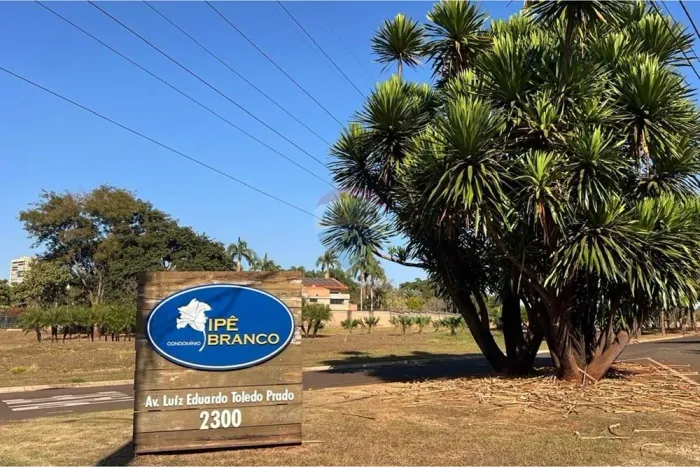 Terreno no Condomínio Ipê Branco com 1042 m²