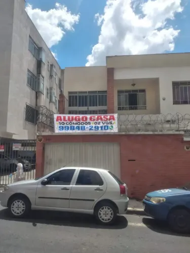 Casa para aluguel tem 400 metros quadrados com 6 quartos