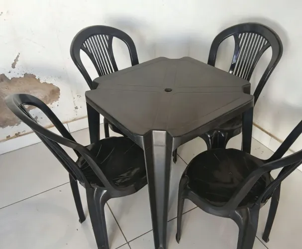 Vendo esta linda mesa com Cadeiras!