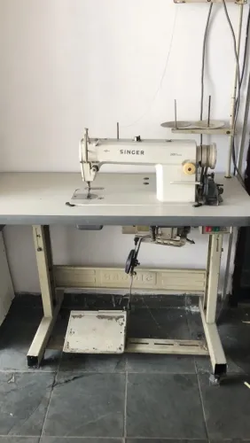 Máquina de costura reta