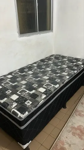 2 camas de solteiro, 1 colchão e 1 prateleira divisória 