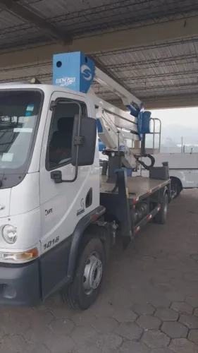 CAM RIG MB ACCELO 1016 4X2 COM PLATAFORMA AEREA 24 M