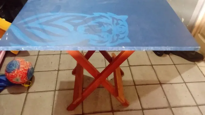 MESA DE MADEIRA DOBRÁVEL COM 4 CADEIRAS