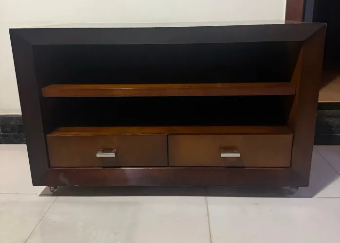 Aparador rack TV madeira maciça LÍDER com rodízios de silicone.