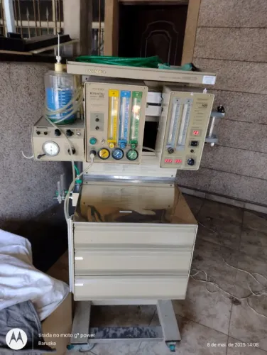  Mesa carrinho com aparelhos hospitalares takaoka- usados