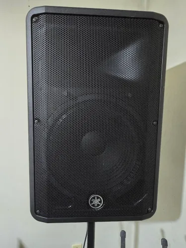 Caixa yamaha DBR15 com 3 meses de uso, sem detalhes nova zero.