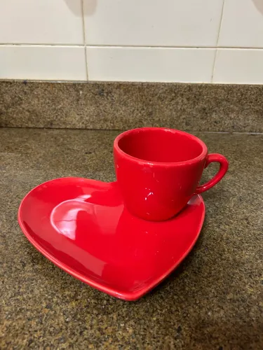 Conjunto vermelho prato coração e xícara 