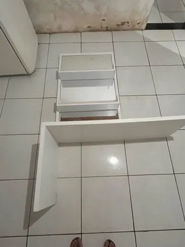 Uma peça de prateleira com espelhos e uma mesa de estudos