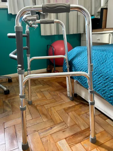 Andador seminovo articulado dobrável