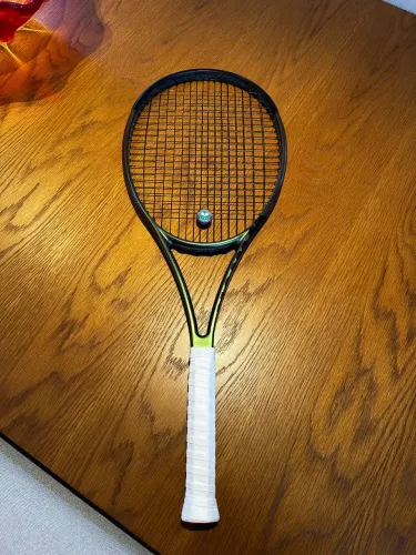 Raquete Wilson Blade V8 98 16x9 empunhadura L3