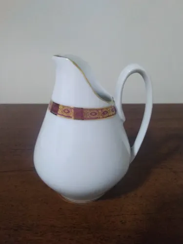 leiteira/cremeira antiga porcelana real branca com detalhes bordô e dourado
