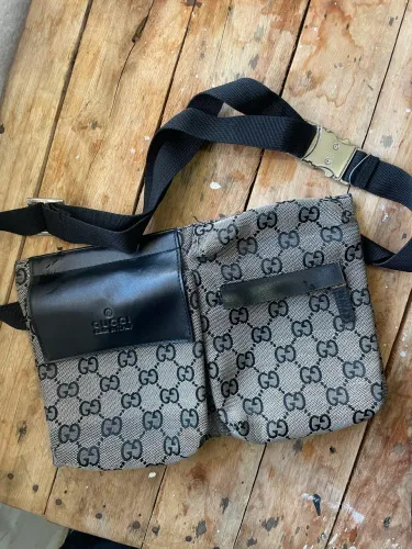 Esta pochete é uma Gucci Vintage Double Belt Bag em lona GG com acabamento em couro preto