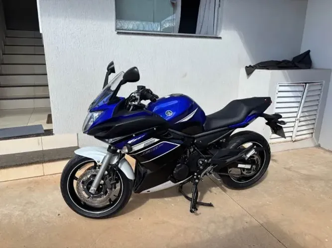XJ6 F 2013, 600 cilindradas, 4 cilindros. 